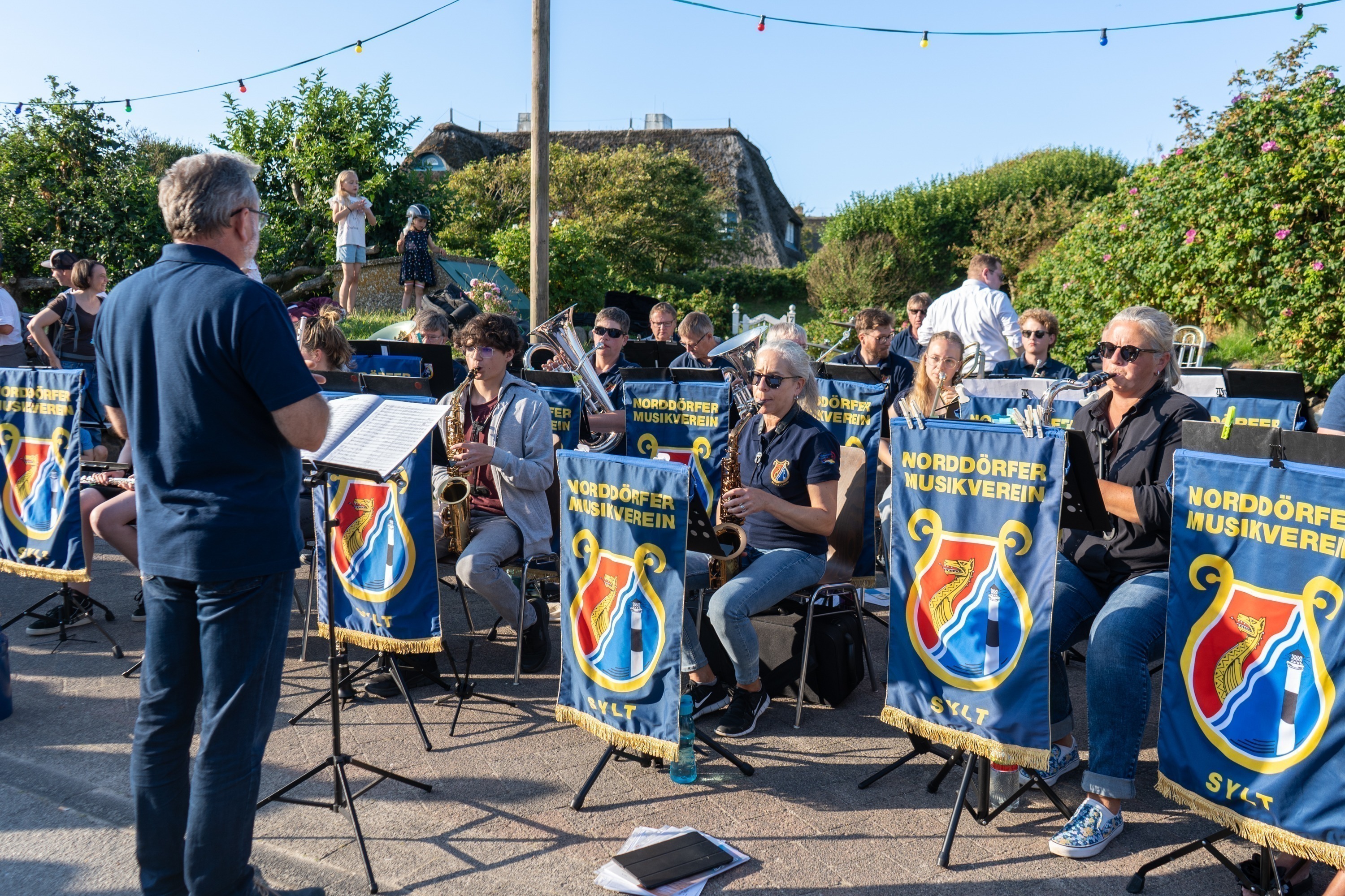 der Musikverein spielt auf dem Dorfteichfest in Wenningstedt