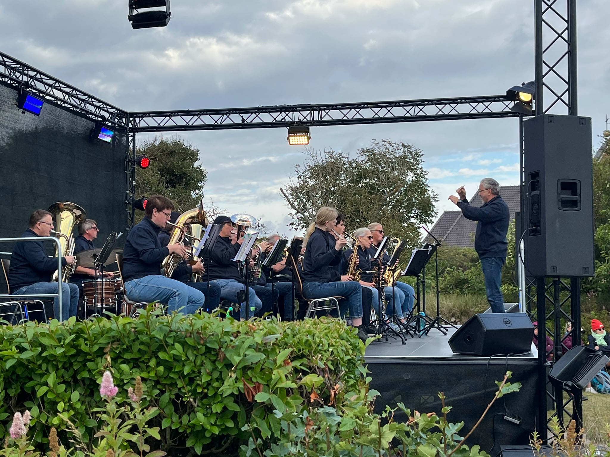 Dorfteichfest in Wenningstedt – Musik trotz frischer Brise